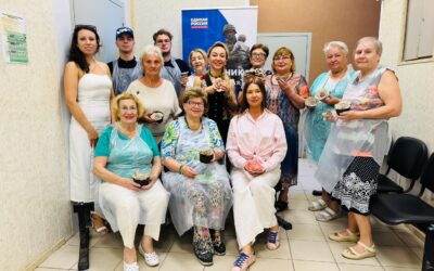 В приёмной депутата ЗакС Дениса Александровича Четырбока прошла акция по созданию глиняных цветов для будущей скульптуры «Защитник Отечества»
