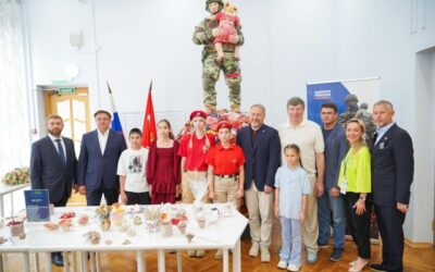В Петроградском районе посетили Выставку достижений и представили скульптуру «Защитник Отечества»