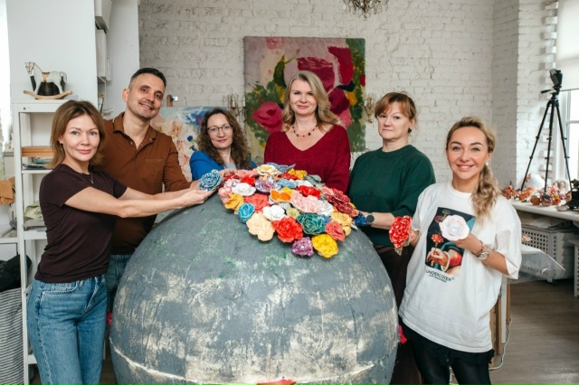Петербург дарит Мариуполю цветочный шар — символ памяти, жизни и единства